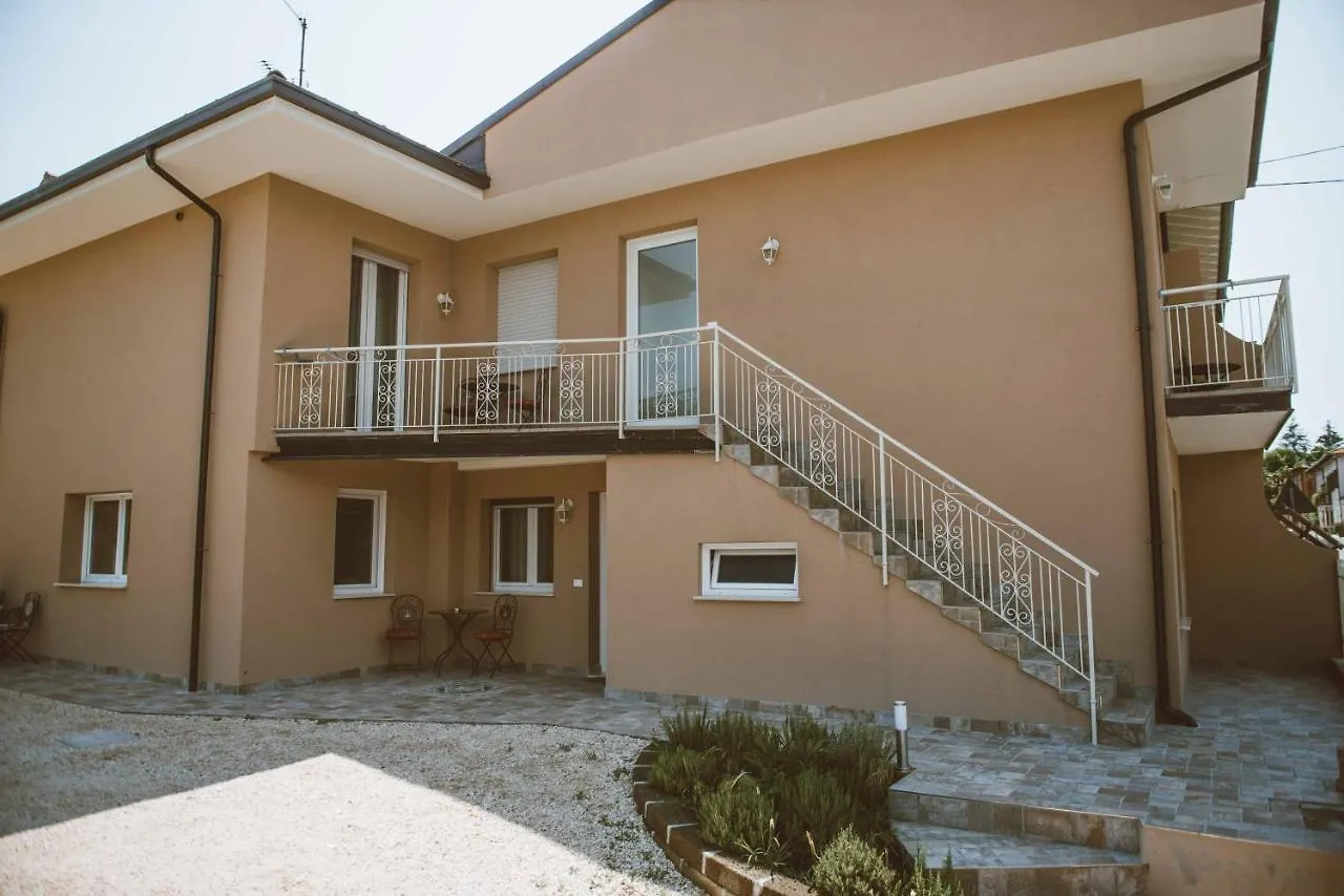 Affitta camere La Fenice di Folli Lorella Puegnago del Garda Affittacamere