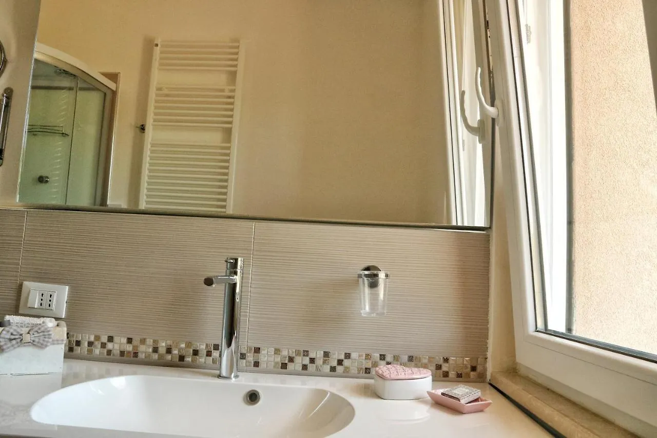 Affitta camere La Fenice di Folli Lorella Puegnago del Garda 0*,  Italia