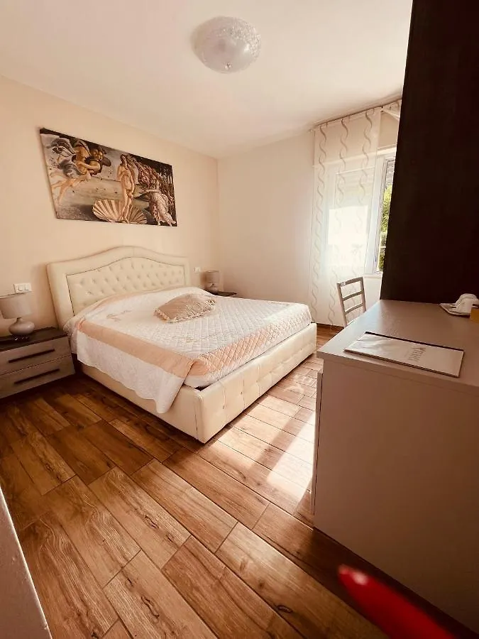 Affittacamere Affitta camere La Fenice di Folli Lorella Puegnago del Garda Italia